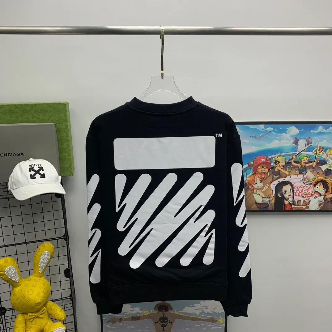 Top version OFF-WHITE OW black and white graffiti brush wavy pattern zebra crossing ECG men's and women's loose T-shirt men's and women's same style round neck sweatshirt After the ECG series, the tiger stripe pattern appears again. This may be another simple and luxurious new model after the merger with LV. Awesome black and white color scheme, new artistic derivation of signature elements, and simple fashion style is remarkable. Small dropped shoulders, slightly wide style, suitable for both men and women.  Imported glue technology, extremely strong. 21 brand new washable collar label tags, customized one to one. The fabric is 480g double-ply double-yarn terry fabric, which is full of drape and smooth to the touch. A must-have for fall and winter!  Color: Black Size: XS-L P:360